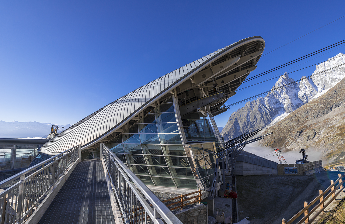 Kalzip’s foldable aluminium roof and façade systems, were used in the construction of Italy’s 2025 multi-experience Skyway structure at Mont Blanc.