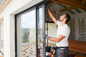 Mann Fenstermonteur, Fenstermontage, Einbau