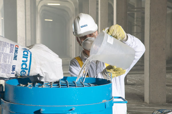 Mixen Van Cemline Reparatiemortel